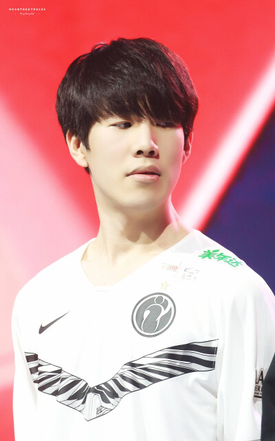 LNG Esports 阵容由 Hanyi 揭晓： ZIKA , Tian , Scout , Peyz , Hang 在午夜签约