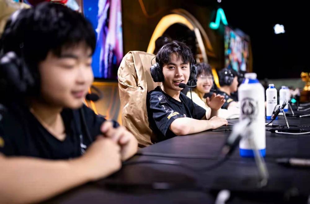 还是选赛娜好呀 Elk略显隐身 赛娜0阵亡 五局斩获18-9-47数据